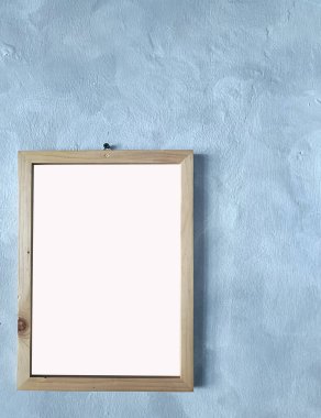 Duvarda boş fotoğraf çerçevesi modeli var. Boşluğu kopyala