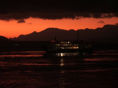 Bali, Endonezya - 15 Ağustos 2024: Sabah Gilimanuk feribot limanındaki feribot trafiği.