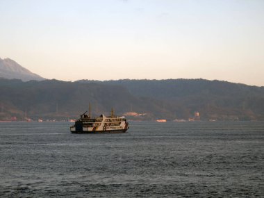 Bali, Endonezya - 15 Ağustos 2024: Sabah Gilimanuk feribot limanındaki feribot trafiği.