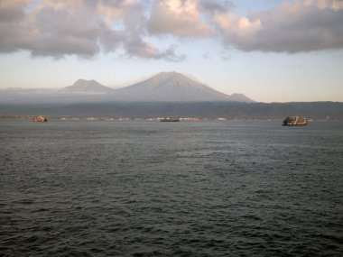 Bali, Endonezya - 15 Ağustos 2024: Sabah Gilimanuk feribot limanındaki feribot trafiği.