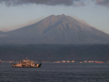 Bali, Endonezya - 15 Ağustos 2024: Sabah Gilimanuk feribot limanındaki feribot trafiği.