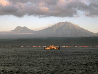 Bali, Endonezya - 15 Ağustos 2024: Sabah Gilimanuk feribot limanındaki feribot trafiği.