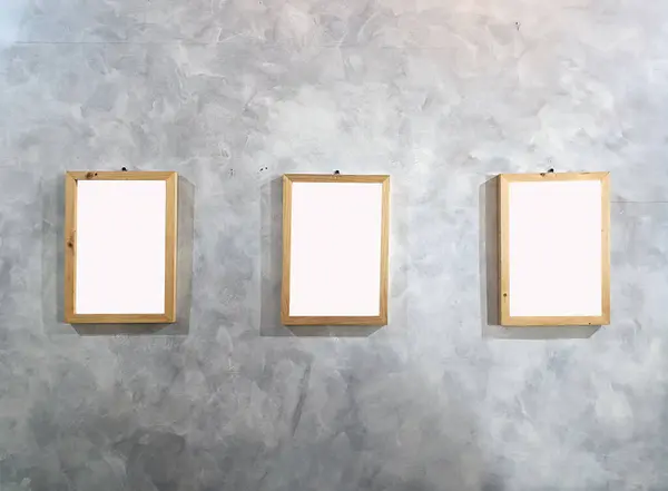 Duvarda boş fotoğraf çerçevesi modeli var. Boşluğu kopyala