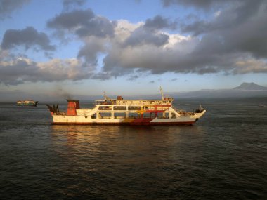 Bali, Endonezya - 15 Ağustos 2024: Sabah Gilimanuk feribot limanındaki feribot trafiği.