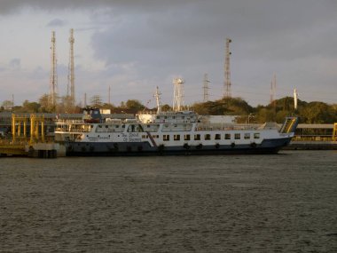 Bali, Endonezya - 15 Ağustos 2024: Sabah Gilimanuk feribot limanındaki feribot trafiği.