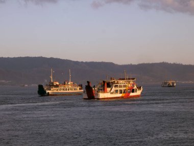 Bali, Endonezya - 15 Ağustos 2024: Sabah Gilimanuk feribot limanındaki feribot trafiği.
