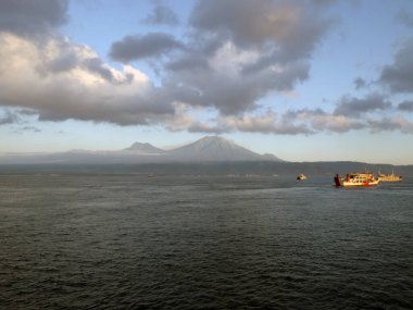 Bali, Endonezya - 15 Ağustos 2024: Sabah Gilimanuk feribot limanındaki feribot trafiği.