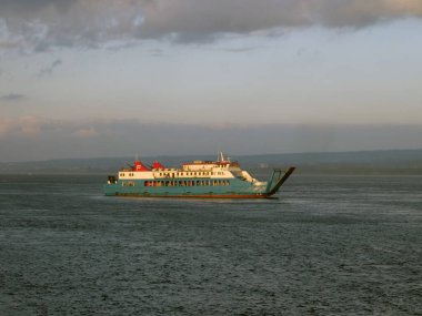 Bali, Endonezya - 15 Ağustos 2024: Sabah Gilimanuk feribot limanındaki feribot trafiği.
