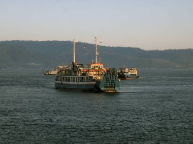Bali, Endonezya - 15 Ağustos 2024: Sabah Gilimanuk feribot limanındaki feribot trafiği.