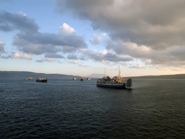 Bali, Endonezya - 15 Ağustos 2024: Sabah Gilimanuk feribot limanındaki feribot trafiği.