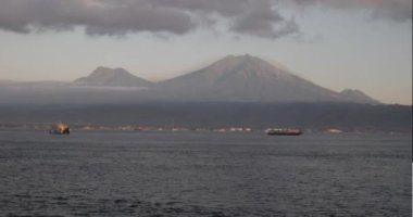 Bali, Endonezya - 15 Ağustos 2024: Sabah Gilimanuk feribot limanındaki feribot trafiği.