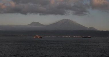 Bali, Endonezya - 15 Ağustos 2024: Sabah Gilimanuk feribot limanındaki feribot trafiği.