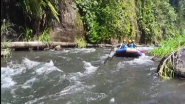 İnsanlar Telaga Waja Nehri 'ndeki Avatar Rafting' e beyaz su raftingi yapmaya gidiyorlar.