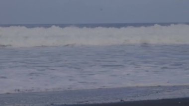 Bali, Endonezya - 15 Ağustos 2024: Bali Endonezya 'daki Uluwatu plajında günbatımının hava görüntüleri.