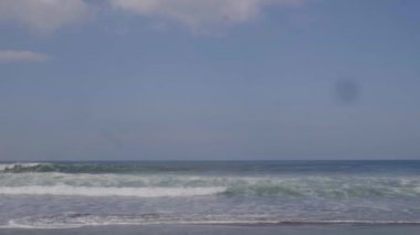 Bali, Endonezya - 15 Ağustos 2024: Bali Endonezya 'daki Uluwatu plajında günbatımının hava görüntüleri.