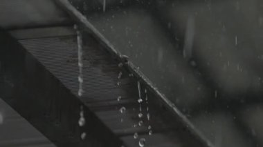 Yağmur suyu evin oluğundan dökülür.