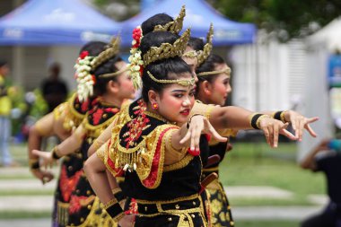 Jakarta, Endonezya - Eylül 2024: Geleneksel kıyafetler giyen bazı Asyalı kızlar dans ediyorlar