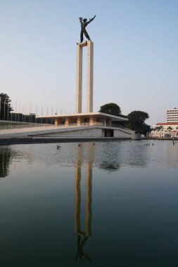 Jakarta, Endonezya - 16 Eylül 2024: Irian Jaya Özgürlük Heykeli Anıtı Lapangan Banteng Parkı, Jakarta.                                