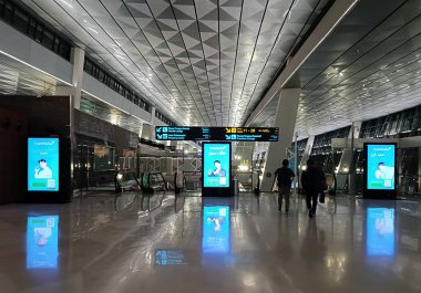 Jakarta, Endonezya - Ekim 06, 2024: Havaalanında uçak yolcuları kalabalığı