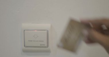 Işık düğmesini kapatmak için parmağını kapat.