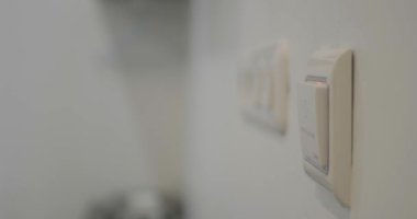 Işık düğmesini kapatmak için parmağını kapat.