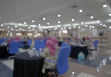 Arka plan bulanık, seyirci sandalyeye oturuyor. odağını kaldır