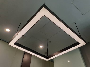  Odanın tavanında asılı kutu şeklindeki oda lambalarının iç tasarımı.