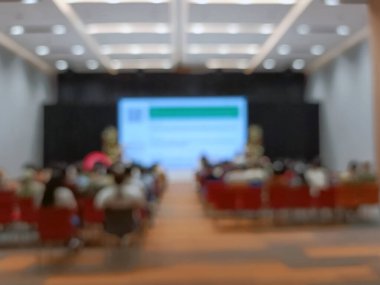 Bir seminere katılan izleyicilerin bulanık arkaplanı. Seyircilerin arka planı bulanık