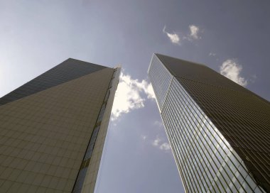 Jakarta, Endonezya - 15 Ekim 2024: Mavi gökyüzü arka planına sahip yüksek binanın alçak açısı