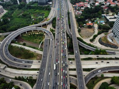 Jakarta, Endonezya-15 Ekim 2024: İnsansız hava aracı bir şehir caddesini bir sürü araba ve motosikletle görüyor 