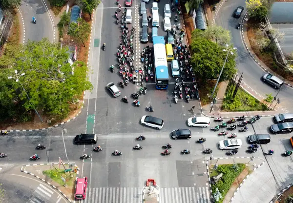 Jakarta, Endonezya-15 Ekim 2024: İnsansız hava aracı bir şehir caddesini bir sürü araba ve motosikletle görüyor 