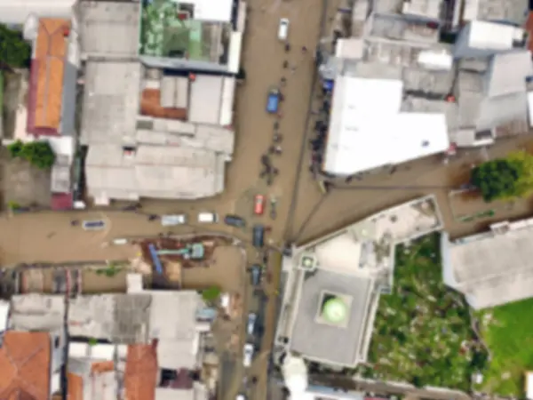 Bulanık arka plan drone görüntüsü Bir şehir caddesi Bir sürü araba ve motosiklet ile