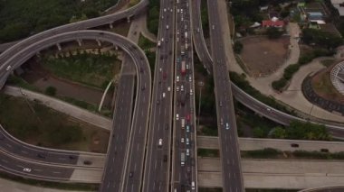 Jakarta, Endonezya-Kasım 04, 2024: Güney Jakarta Antasi kavşağındaki araç trafiğinin insansız hava aracı görüntüsü.