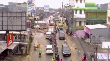 Jakarta, Endonezya - Kasım 02, 2024: sel baskınlarında sıkışan araba ve motosikletlerin insansız hava aracı görüntüsü