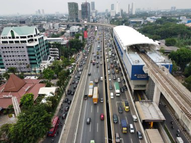 Jakarta, Endonezya-Kasım 15, 2024: İnsansız hava aracı bir şehir caddesini bir sürü araba ve motosikletle görüyor