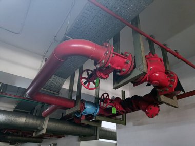 Jakarta, Endonezya - 20 Kasım 2024: Otoparktaki kırmızı yangın söndürme borusu