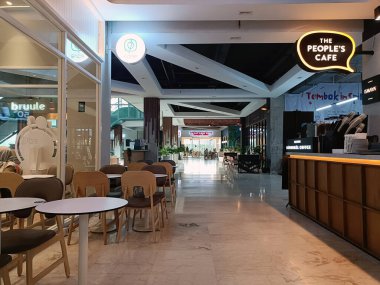 23 Kasım 2024 'te Endonezya, Jakarta' daki alışveriş merkezinde yemek salonu atmosferi