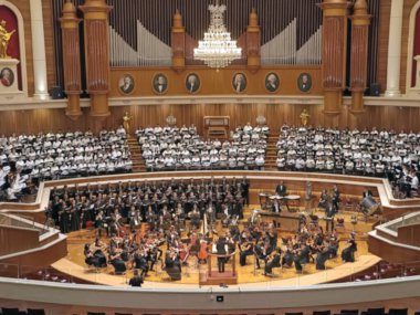 Sahnede Bulanık Arkaplan Orkestrası ve Koro Gösterisi. Odaklanma arkaplanı