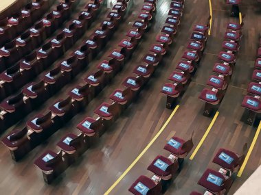 21 Kasım 2024 'te Endonezya' nın Jakarta kentinde konser broşürüyle birlikte konser salonu.