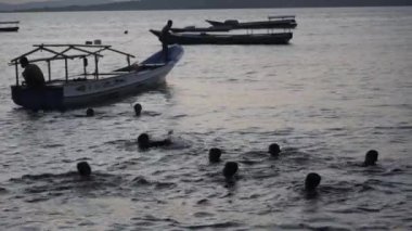 Bacan Adası 'ndaki Labuha Sahili, Halmahera, Maluku, Endonezya.
