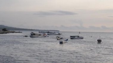 Bacan Adası 'ndaki Labuha Sahili, Halmahera, Maluku, Endonezya.