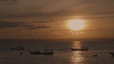 Bacan Adası 'ndaki Labuha Sahili, Halmahera, Maluku, Endonezya.