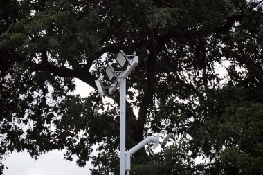 Gökyüzü zeminli metal bir direkte LED bir ışık.