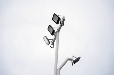 Gökyüzü zeminli metal bir direkte LED bir ışık.