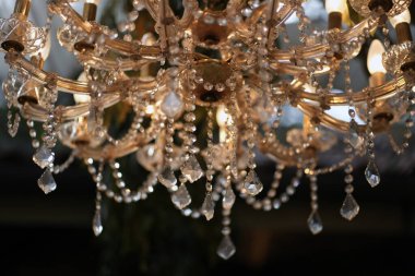 Kristal avize şeklinde bir düğün dekoru. düğün süslemesi