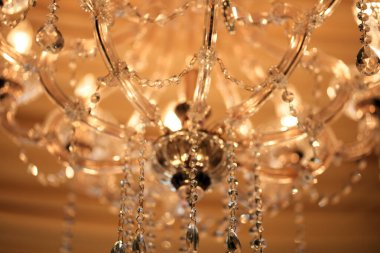 Kristal avize şeklinde bir düğün dekoru. düğün süslemesi