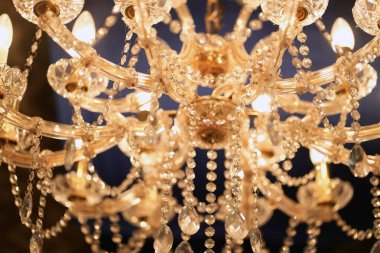 Kristal avize şeklinde bir düğün dekoru. düğün süslemesi