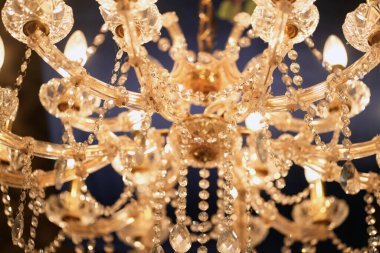 Kristal avize şeklinde bir düğün dekoru. düğün süslemesi