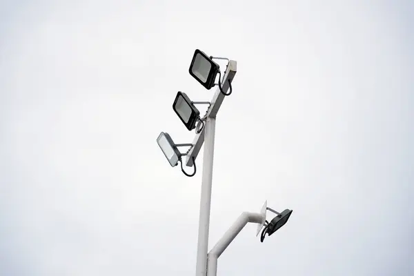 Gökyüzü zeminli metal bir direkte LED bir ışık.