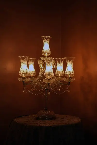 Kristal avize şeklinde bir düğün dekoru. düğün süslemesi